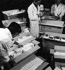 [写真]東京大学のマイクロフィルムの復元作業