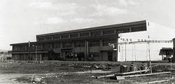 [写真]富士宮工場に完成した最初の感圧紙工場 1965年（昭和40年）