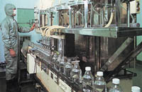[写真]医薬工場での無菌ろ過に活躍する富士フイルムミクロフィルター