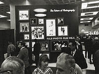[写真]初参加したPHOTO EXPOでの当社ブース 1965年（昭和40年）