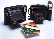 [写真]フジインスタントカメラF-50S（左），F-10（右）とフジインスタントカラーフィルムFI-10