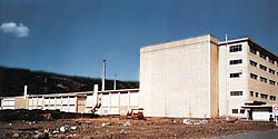 [写真]完成した新鋭PETベース工場とその製造工程 1971年（昭和46年）