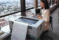 [写真]コンピューターアウトプット用に使用されている感圧紙