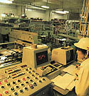 [写真]印刷製版用フィルム新加工工場とフジリスフィルム包装工程 1978年（昭和53年）