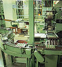 [写真]35mm判カラーフィルム新加工工場と35mm判フィルム包装工程 1978年（昭和53年）