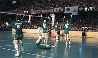 [写真]男子バレーボール，日本リーグ初優勝 1982年（昭和57年）