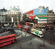 [写真]ロンドン・ピカデリー広場の新ネオンサイン