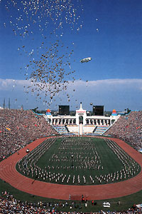 [写真]ロサンゼルスオリンピック開会式上空を飛ぶ飛行船「FUJI号」